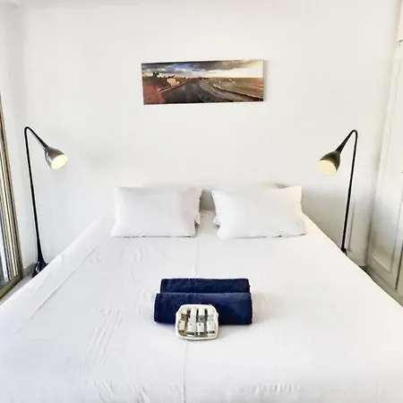 1 Bedroom Flat, 1 Minute To The Beach Apartment *