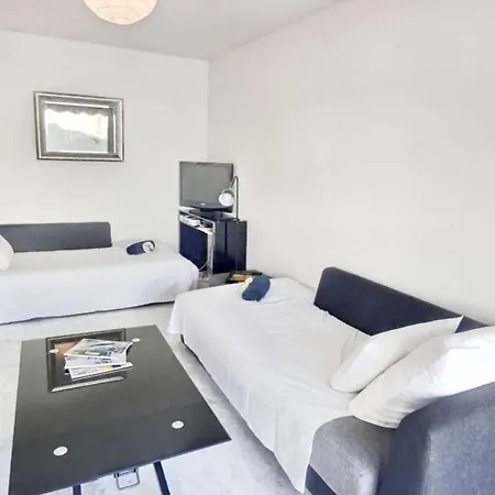 1 Bedroom Flat, 1 Minute To The Beach Apartment *