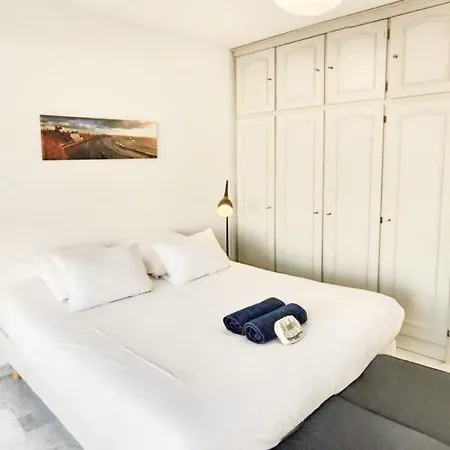 Apartment 1 Bedroom Flat, 1 Minute To The Beach