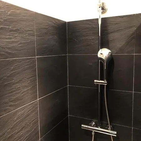 1 Bedroom Flat, 1 Minute To The Beach *