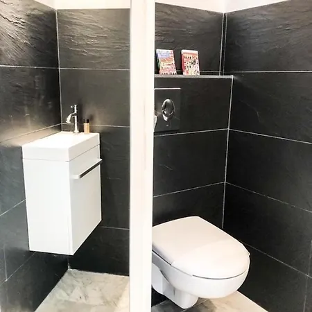 Apartment 1 Bedroom Flat, 1 Minute To The Beach *