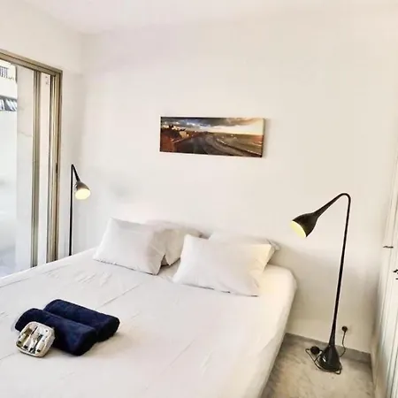 1 Bedroom Flat, 1 Minute To The Beach Апартаменты *